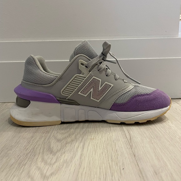 Very Trendy New Balance sneakers - Picture 2 of 5